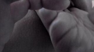 無修正　寝取られ変態人妻を乱暴な手マンで速攻でイかせる毛深い変態男