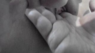 無修正　寝取られ変態人妻を乱暴な手マンで速攻でイかせる毛深い変態男