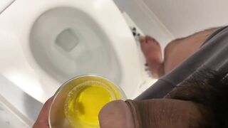 【fresh Pee I just did It!】is there anyone you want to Drink?】今したばかりの新鮮なおしっこ！誰か飲みたい人いるかな？