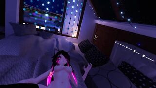 Girl Cums in Vrchat while boyfriend plays with her pussy IRL