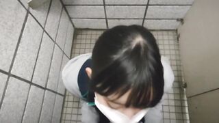 【個人撮影】女子学生マネージャーが公園のトイレで秘密のご褒美！口内大量射精と大量中出し！！！ 日本人 素人 野外 声我慢 部活 フェラ 手コキ カップル