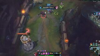 Jogando League Of Legends enquanto é fodida pelo namorado