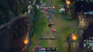 Jogando League Of Legends enquanto é fodida pelo namorado