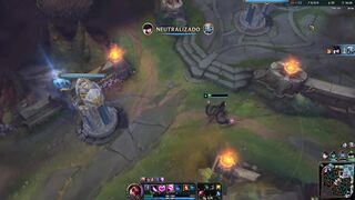 Jogando League Of Legends enquanto é fodida pelo namorado