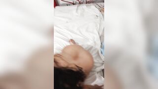 Cuando mi camarógrafo no lo soporta y me tira su leche encima