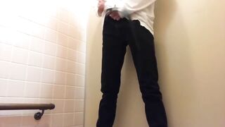 【素人撮影】公衆トイレでオナニーしてみた! 濃厚ザーメンを臭い便器に向けて射精してやったぜ!（無修正）