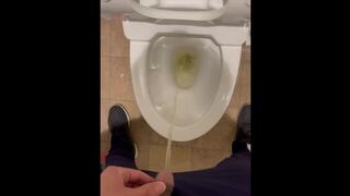 色黒筋肉男子が我慢できずトイレで放尿、小便　日本人　無修正　素人　個人撮影　japanese Hentai Muscle Man Peeing Uncensored Asian