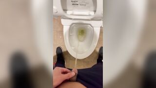 色黒筋肉男子が我慢できずトイレで放尿、小便　日本人　無修正　素人　個人撮影　japanese Hentai Muscle Man Peeing Uncensored Asian
