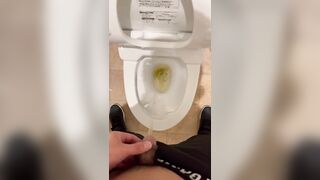 色黒筋肉男子がトイレで我慢できずに放尿、小便　日本人　無修正　素人　個人撮影　japanese Hentai Muscle Man Peeing Uncensored Asian
