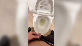 色黒筋肉男子がトイレで我慢できずに放尿、小便　日本人　無修正　素人　個人撮影　japanese Hentai Muscle Man Peeing Uncensored Asian