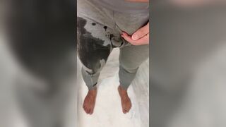 色黒筋肉男子がグレーのタイツで我慢できず風呂場に放尿、小便　日本人　無修正　素人　個人撮影　japanese Hentai Muscle Man Peeing Uncensored Asian